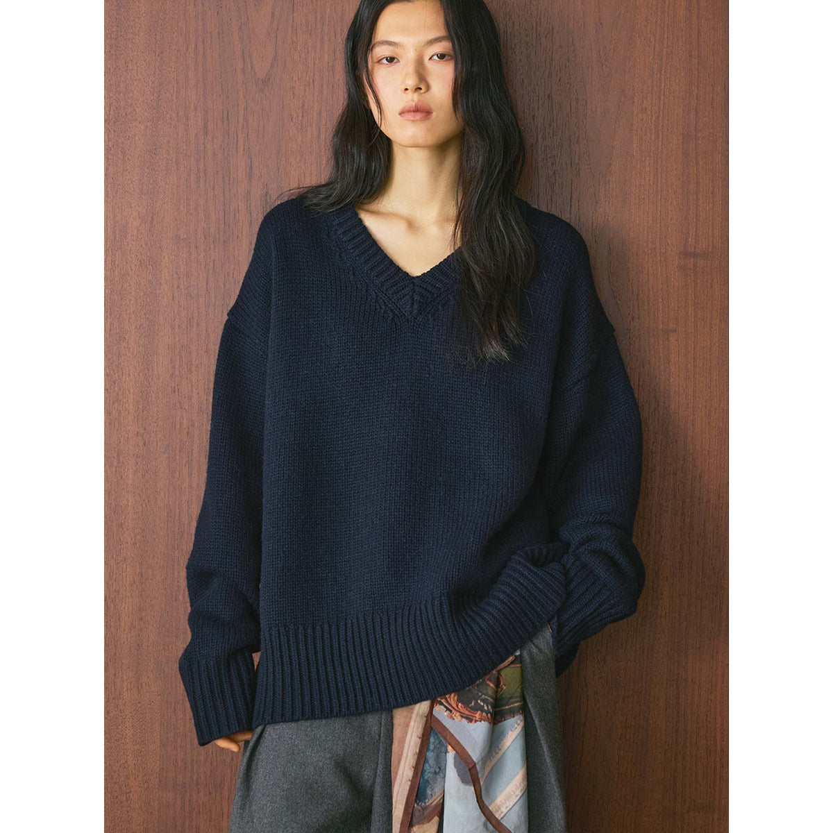 Louvre Winter New French Simple Lazy Wool V Neck Sweater Loose Silhouette Thick Elegant Top for Women