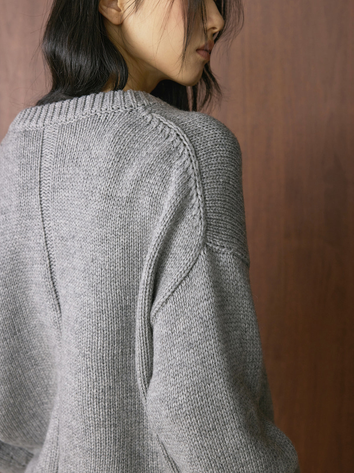 Louvre Winter New French Simple Lazy Wool V Neck Sweater Loose Silhouette Thick Elegant Top for Women