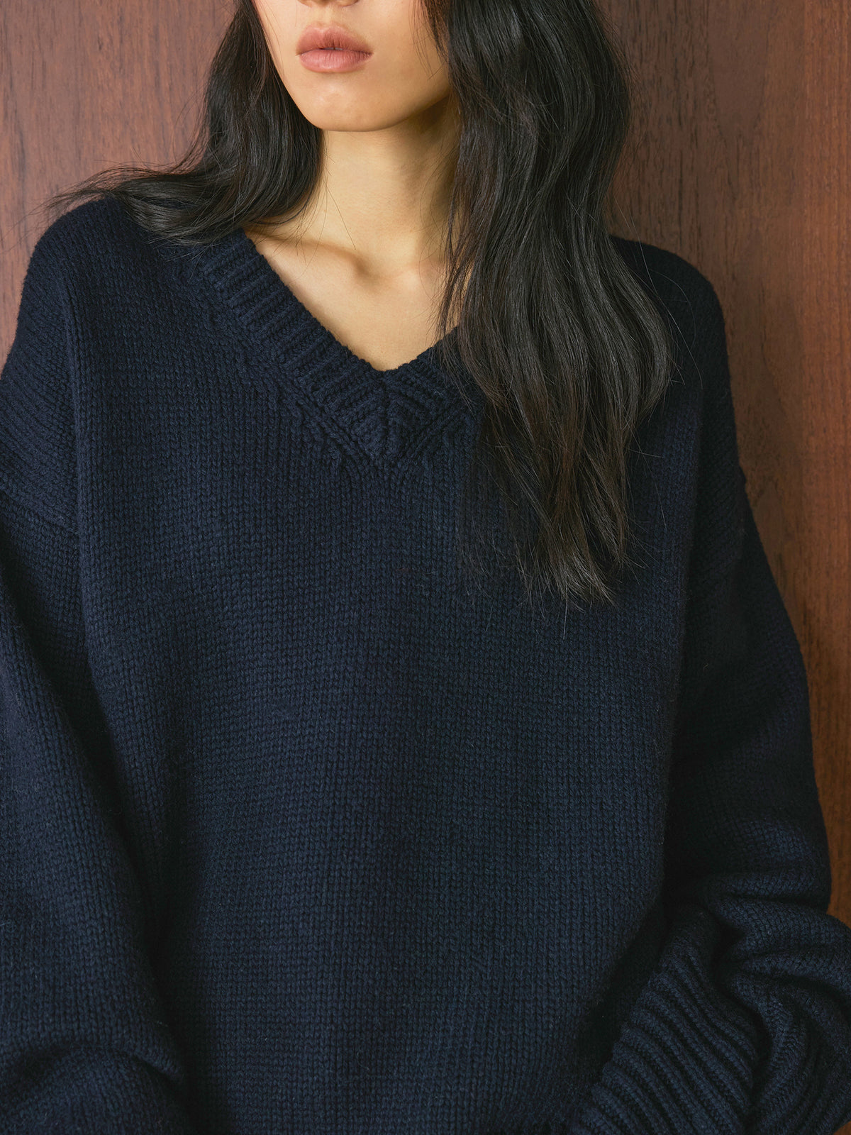 Louvre Winter New French Simple Lazy Wool V Neck Sweater Loose Silhouette Thick Elegant Top for Women