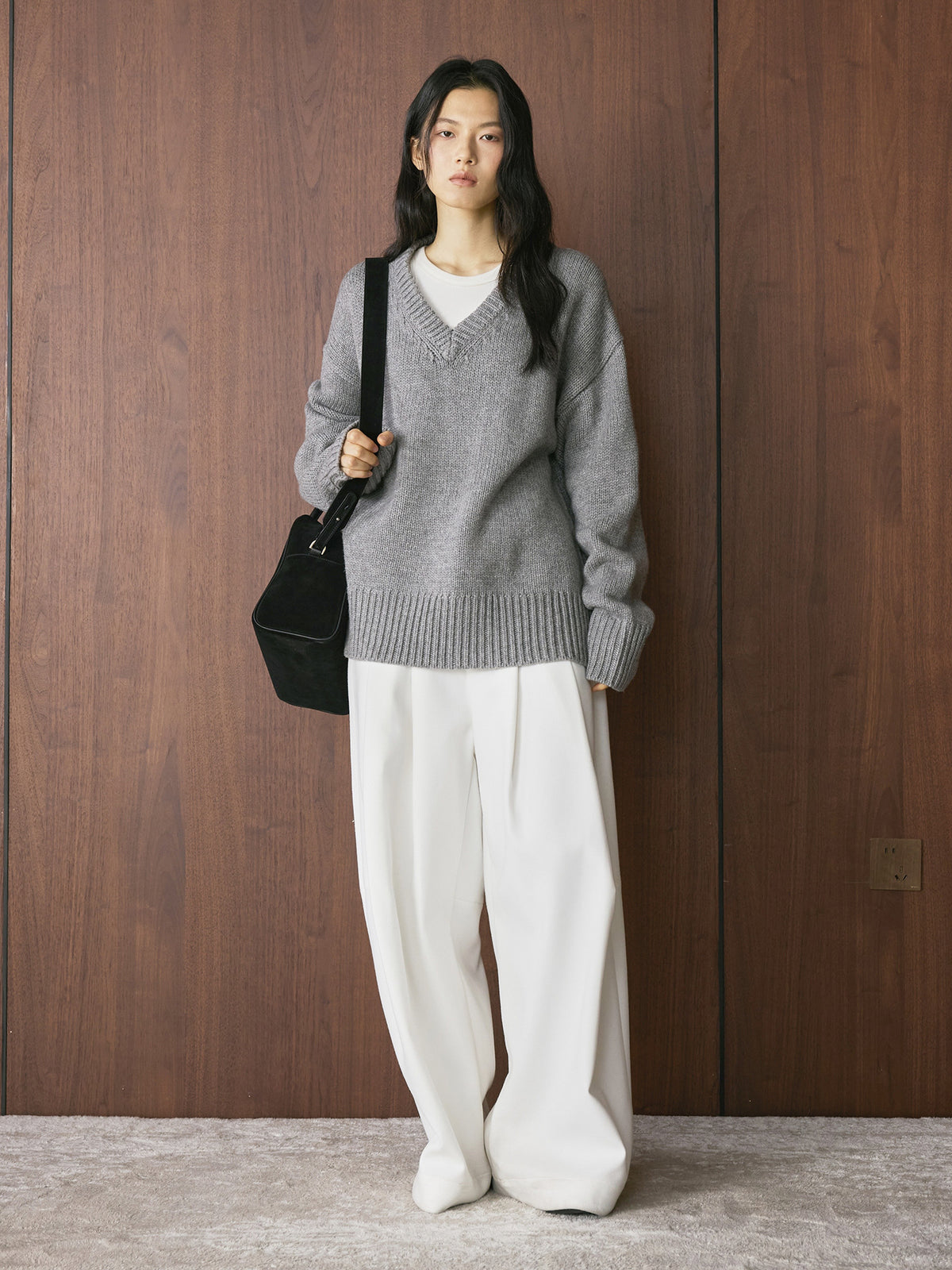 Louvre Winter New French Simple Lazy Wool V Neck Sweater Loose Silhouette Thick Elegant Top for Women