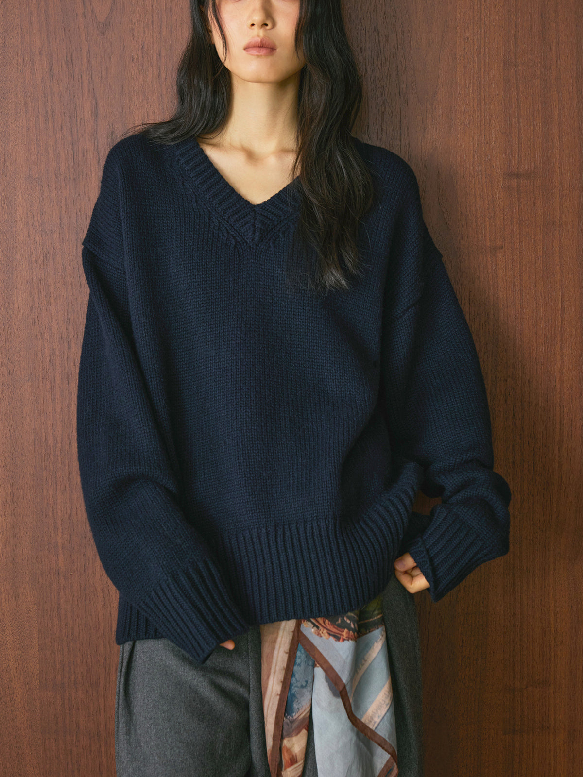 Louvre Winter New French Simple Lazy Wool V Neck Sweater Loose Silhouette Thick Elegant Top for Women