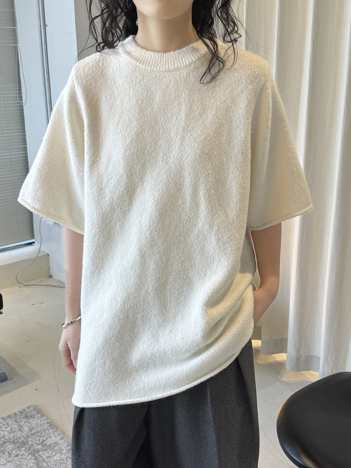 Louvre Early Spring New Korean Style Simple Round Neck Knitted Slightly Curled Sweater Soft and Comfortable Casual Top for Women