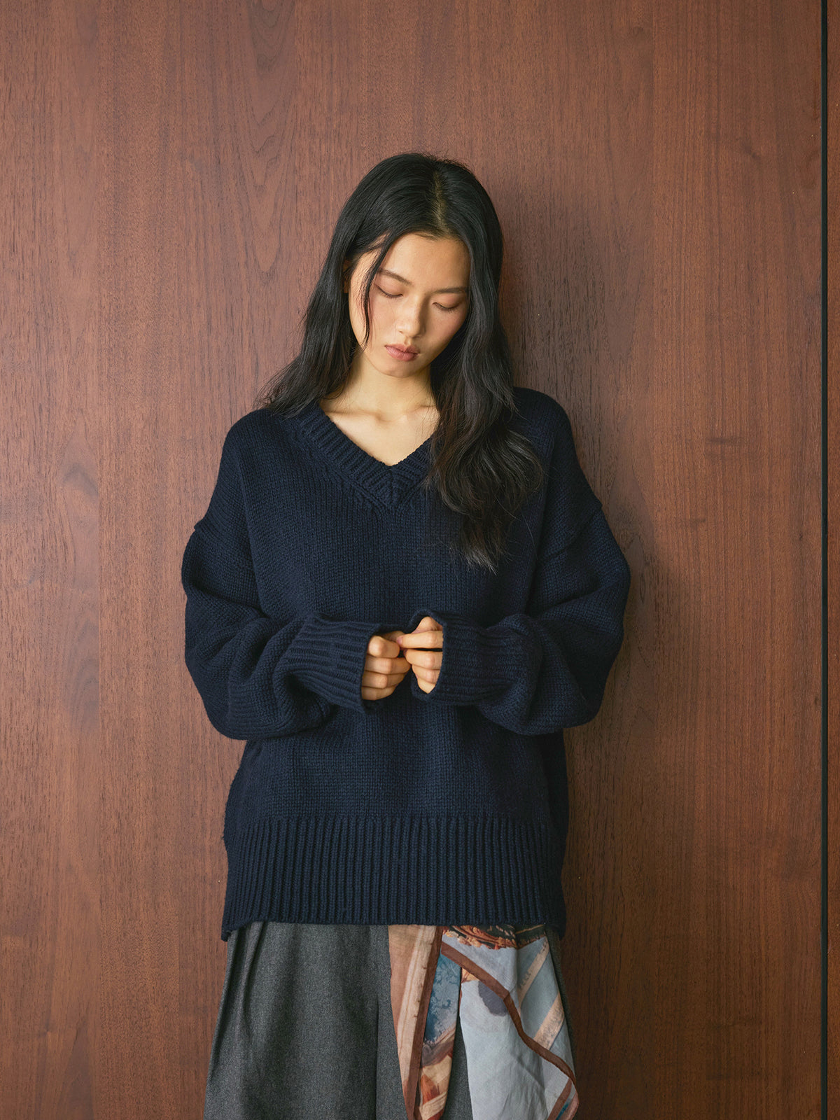 Louvre Winter New French Simple Lazy Wool V Neck Sweater Loose Silhouette Thick Elegant Top for Women