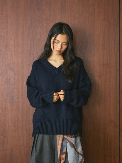 Louvre Winter New French Simple Lazy Wool V Neck Sweater Loose Silhouette Thick Elegant Top for Women
