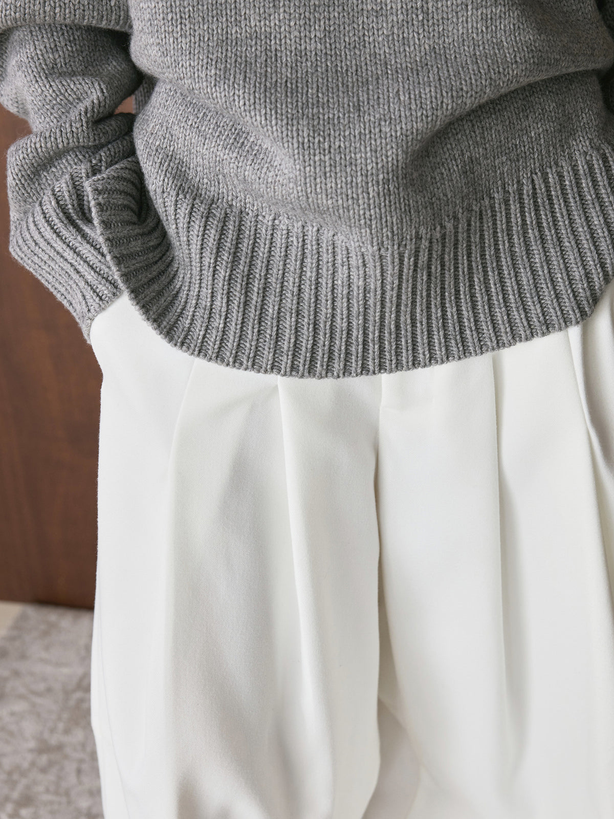 Louvre Winter New French Simple Lazy Wool V Neck Sweater Loose Silhouette Thick Elegant Top for Women
