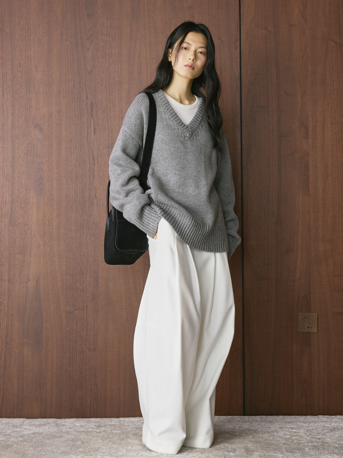 Louvre Winter New French Simple Lazy Wool V Neck Sweater Loose Silhouette Thick Elegant Top for Women