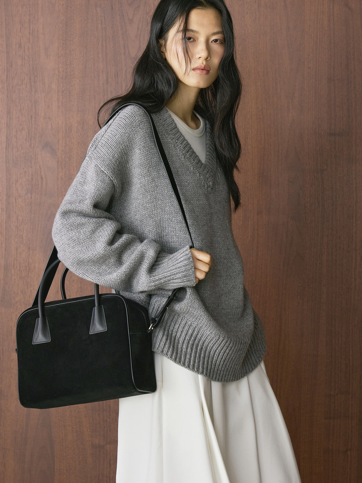 Louvre Winter New French Simple Lazy Wool V Neck Sweater Loose Silhouette Thick Elegant Top for Women
