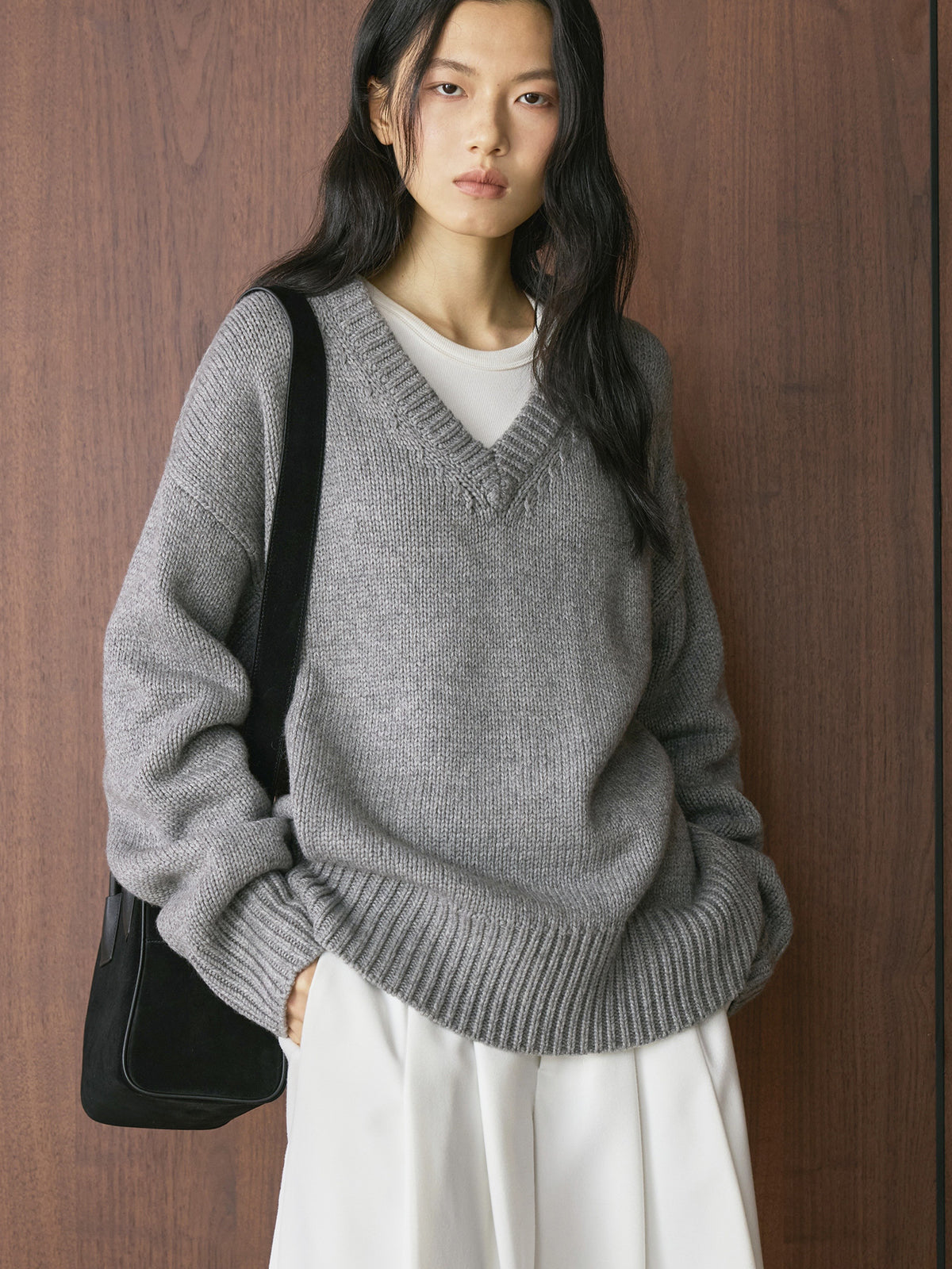 Louvre Winter New French Simple Lazy Wool V Neck Sweater Loose Silhouette Thick Elegant Top for Women