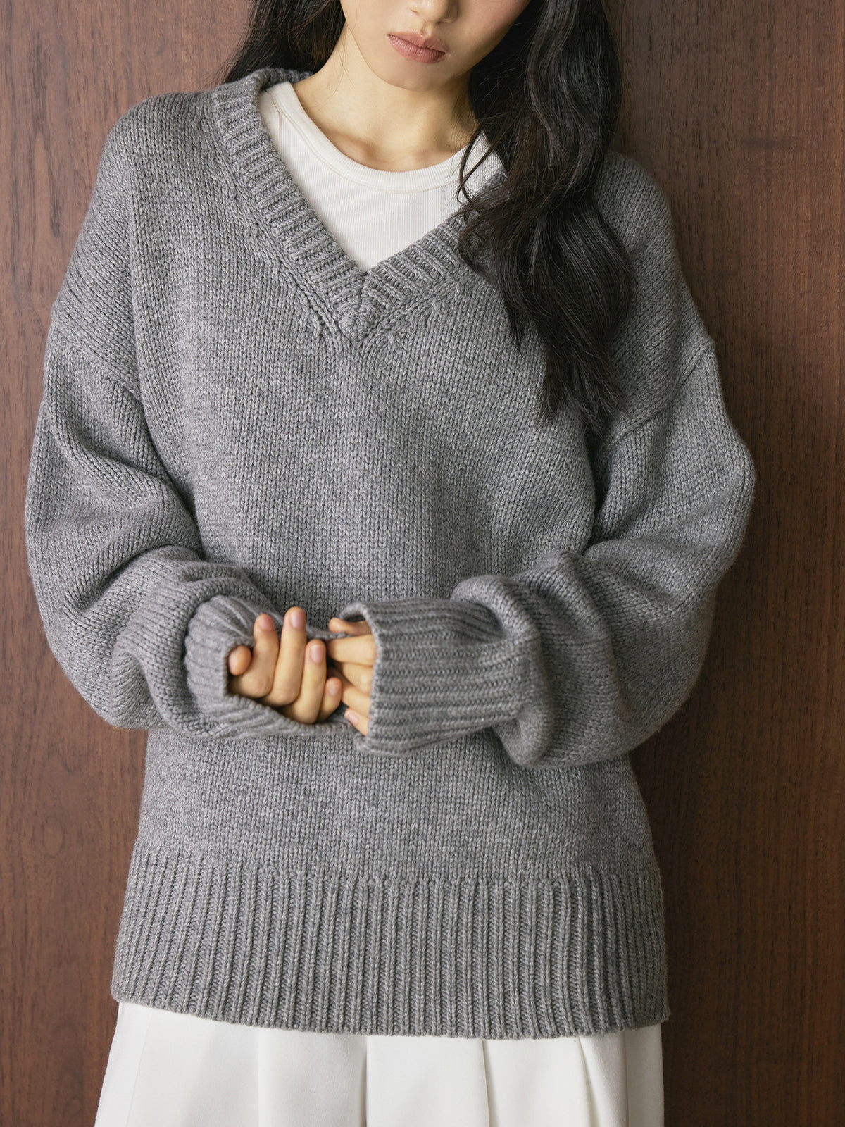 Louvre Winter New French Simple Lazy Wool V Neck Sweater Loose Silhouette Thick Elegant Top for Women