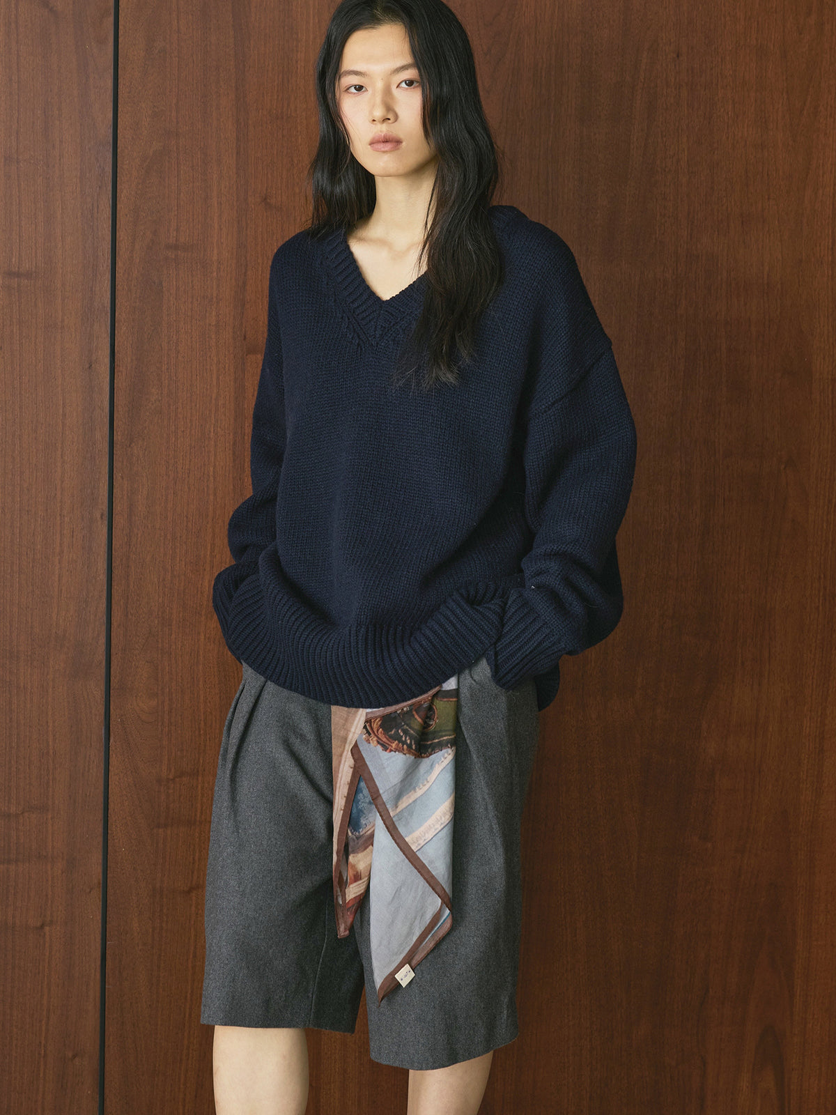 Louvre Winter New French Simple Lazy Wool V Neck Sweater Loose Silhouette Thick Elegant Top for Women