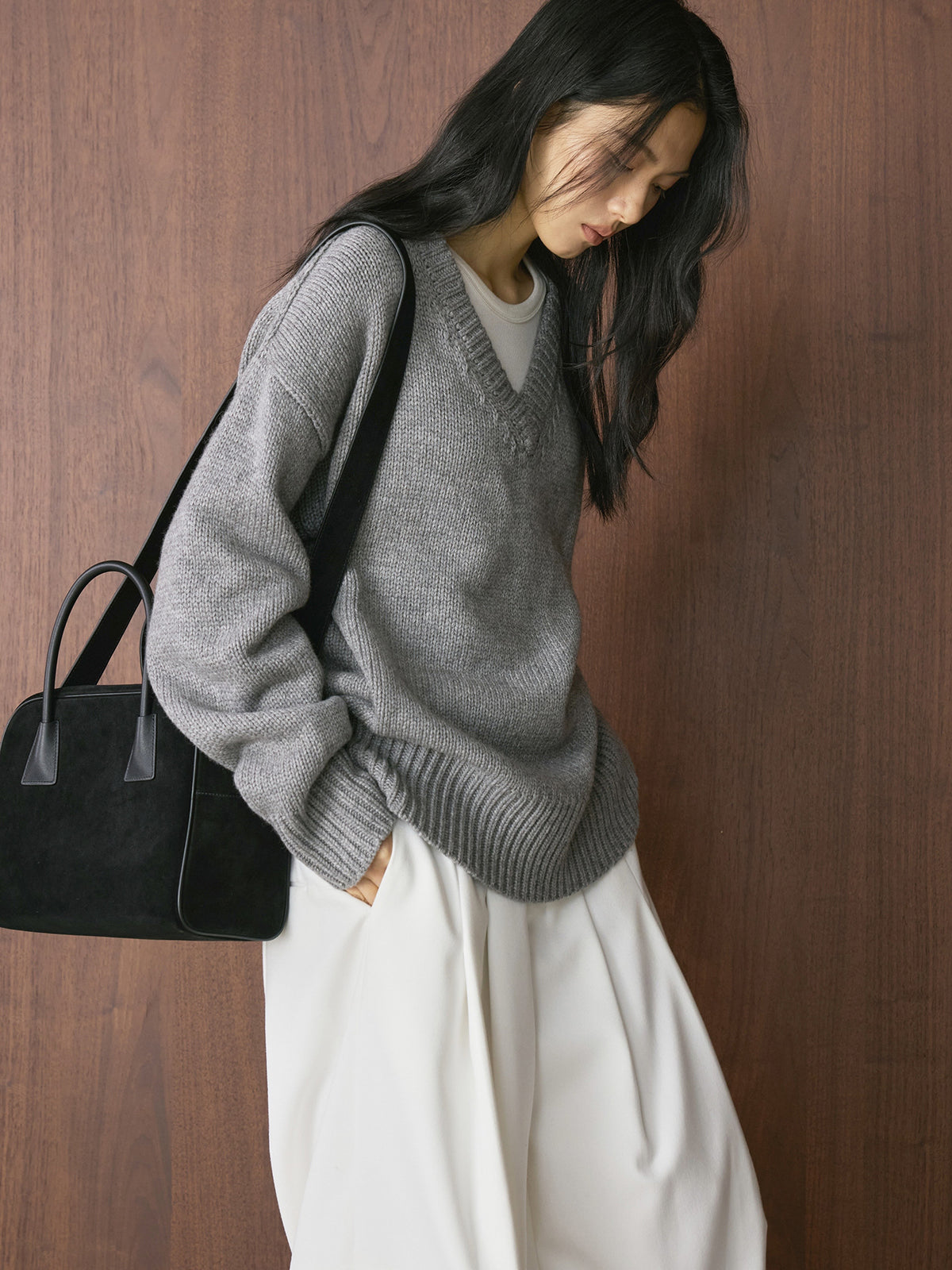 Louvre Winter New French Simple Lazy Wool V Neck Sweater Loose Silhouette Thick Elegant Top for Women
