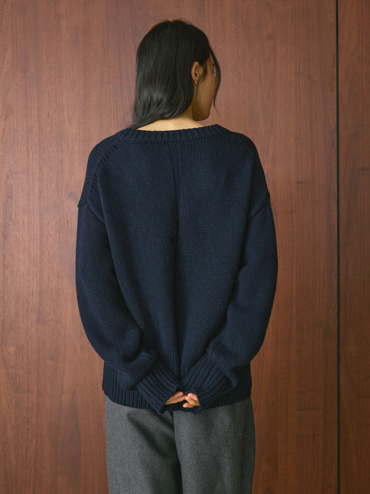 Louvre Winter New French Simple Lazy Wool V Neck Sweater Loose Silhouette Thick Elegant Top for Women