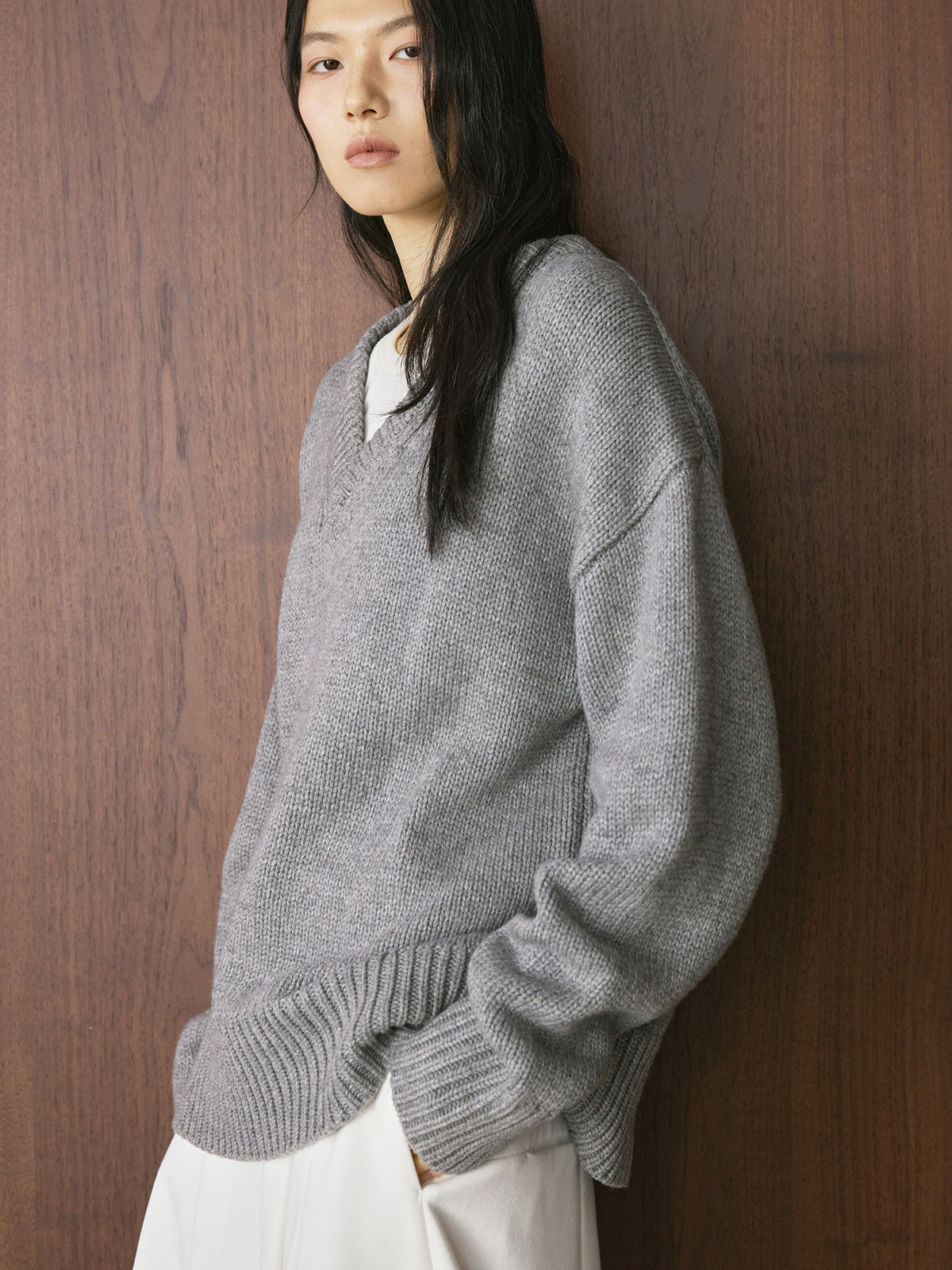 Louvre Winter New French Simple Lazy Wool V Neck Sweater Loose Silhouette Thick Elegant Top for Women