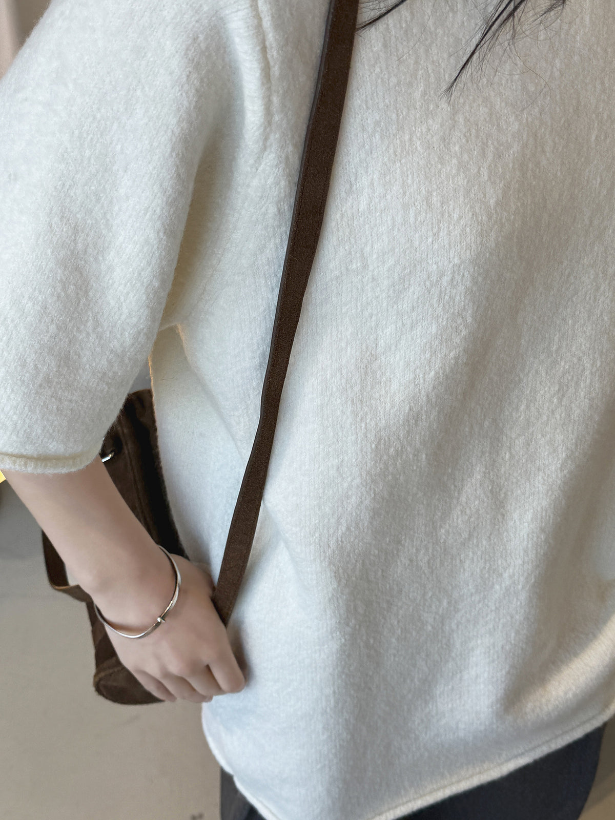 Louvre Early Spring New Korean Style Simple Round Neck Knitted Slightly Curled Sweater Soft and Comfortable Casual Top for Women