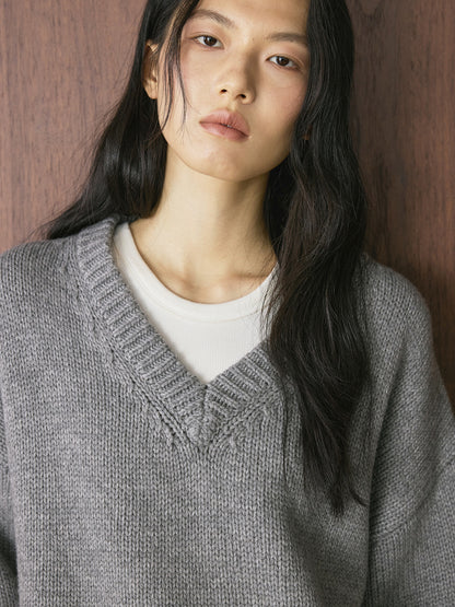 Louvre Winter New French Simple Lazy Wool V Neck Sweater Loose Silhouette Thick Elegant Top for Women