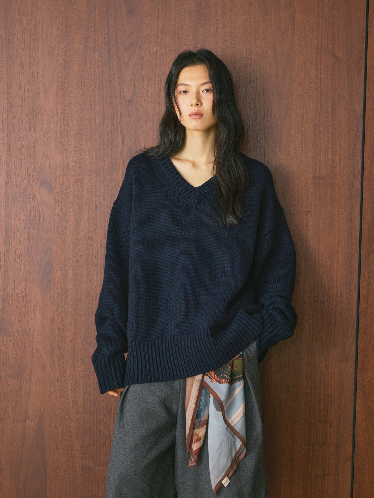 Louvre Winter New French Simple Lazy Wool V Neck Sweater Loose Silhouette Thick Elegant Top for Women