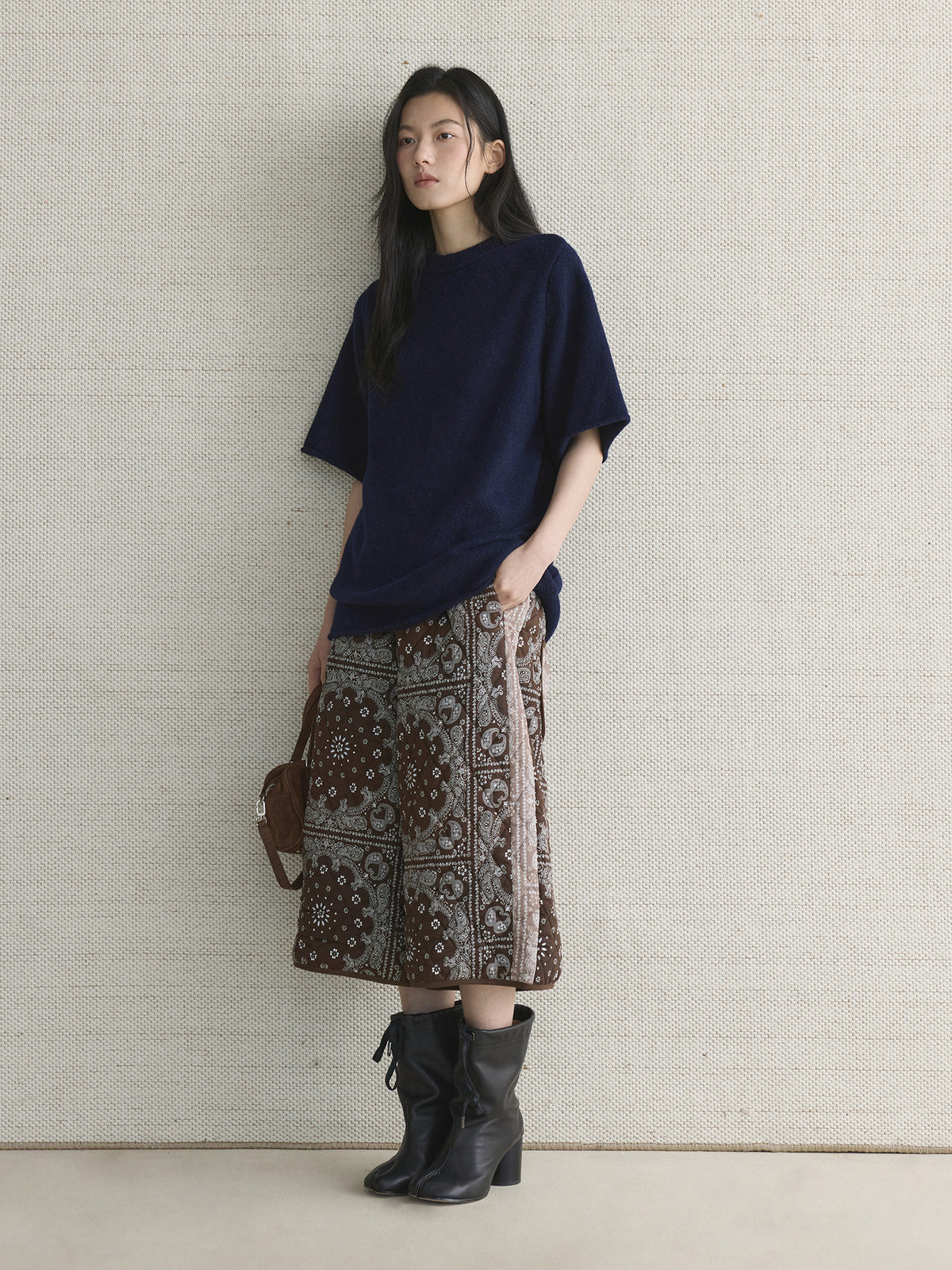 Louvre Early Spring New Korean Style Simple Round Neck Knitted Slightly Curled Sweater Soft and Comfortable Casual Top for Women